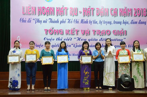 Trao giải cuộc thi viết Hoa giữa đời thường - Ảnh 1.