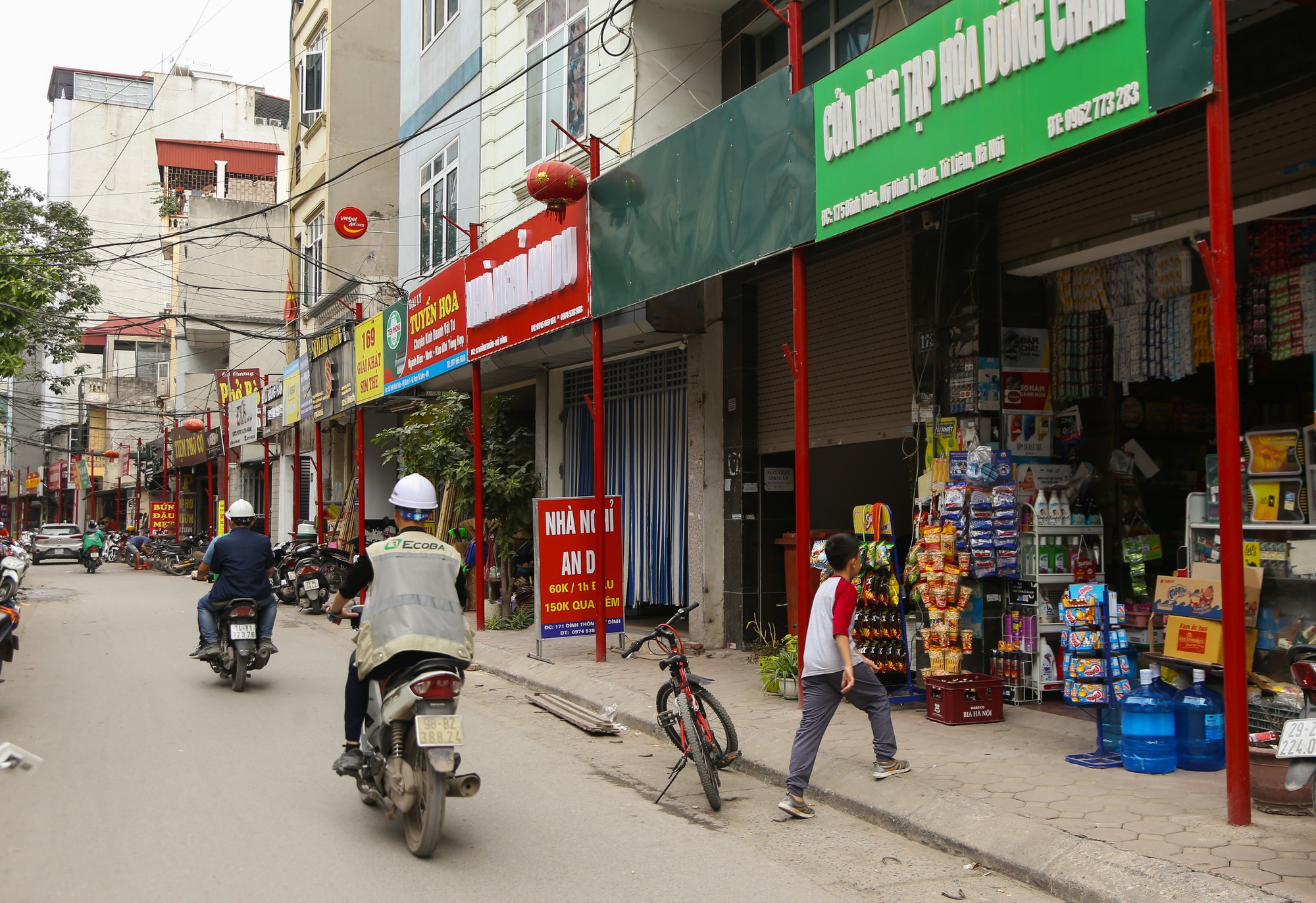 Chôn hàng trăm chiếc cột đỏ trên vỉa hè để tạo dựng tuyến phố văn minh - Ảnh 6.