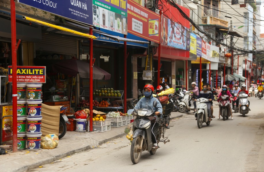 Chôn hàng trăm chiếc cột đỏ trên vỉa hè để tạo dựng tuyến phố văn minh - Ảnh 3.