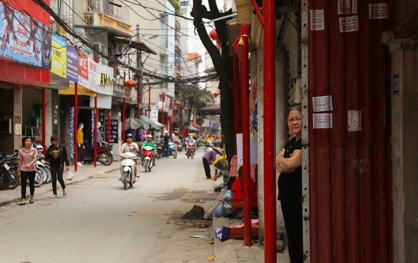 Chôn hàng trăm chiếc cột đỏ trên vỉa hè để tạo dựng tuyến phố văn minh - Ảnh 7.