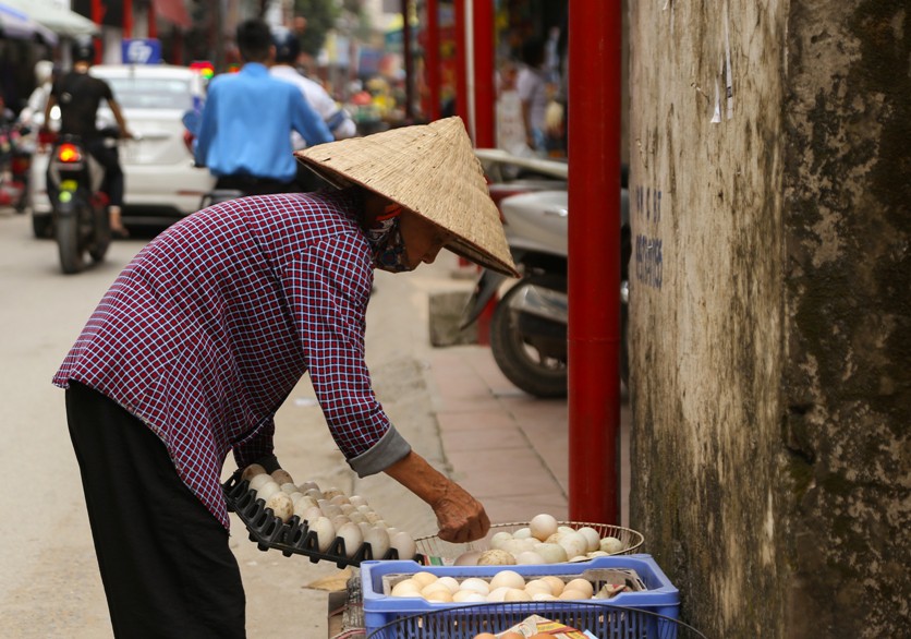 Chôn hàng trăm chiếc cột đỏ trên vỉa hè để tạo dựng tuyến phố văn minh - Ảnh 8.