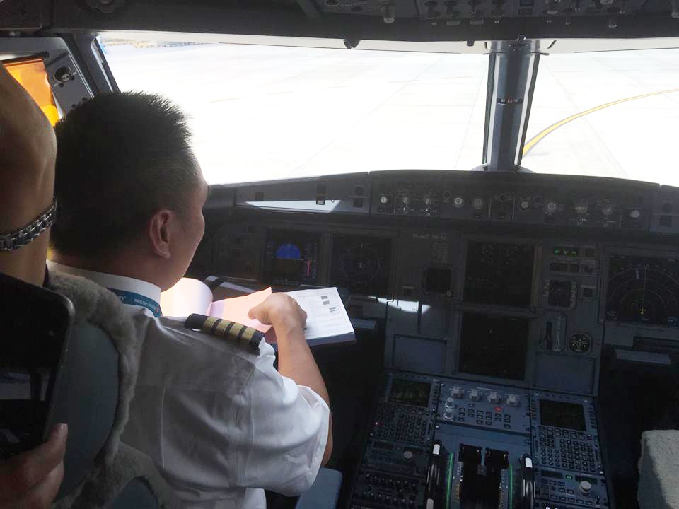 Cận cảnh nghi thức phun nước đón máy bay thế hệ mới Airbus A321neo - Ảnh 8.