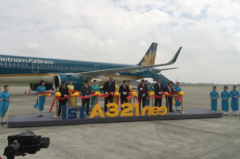 Cận cảnh nghi thức phun nước đón máy bay thế hệ mới Airbus A321neo - Ảnh 4.