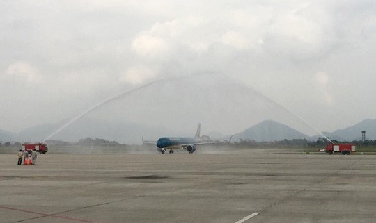 Cận cảnh nghi thức phun nước đón máy bay thế hệ mới Airbus A321neo - Ảnh 2.