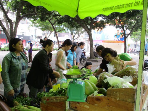 Rôm rả chợ phiên nông sản - Ảnh 1.