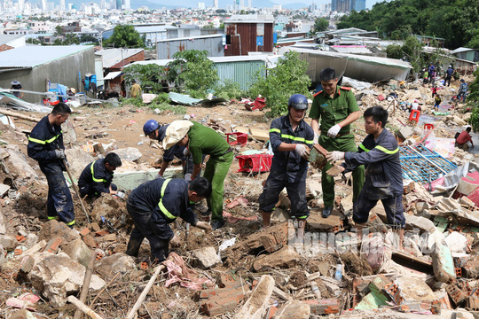 Rơi nước mắt trước cảnh tan hoang xóm Núi - Ảnh 12.