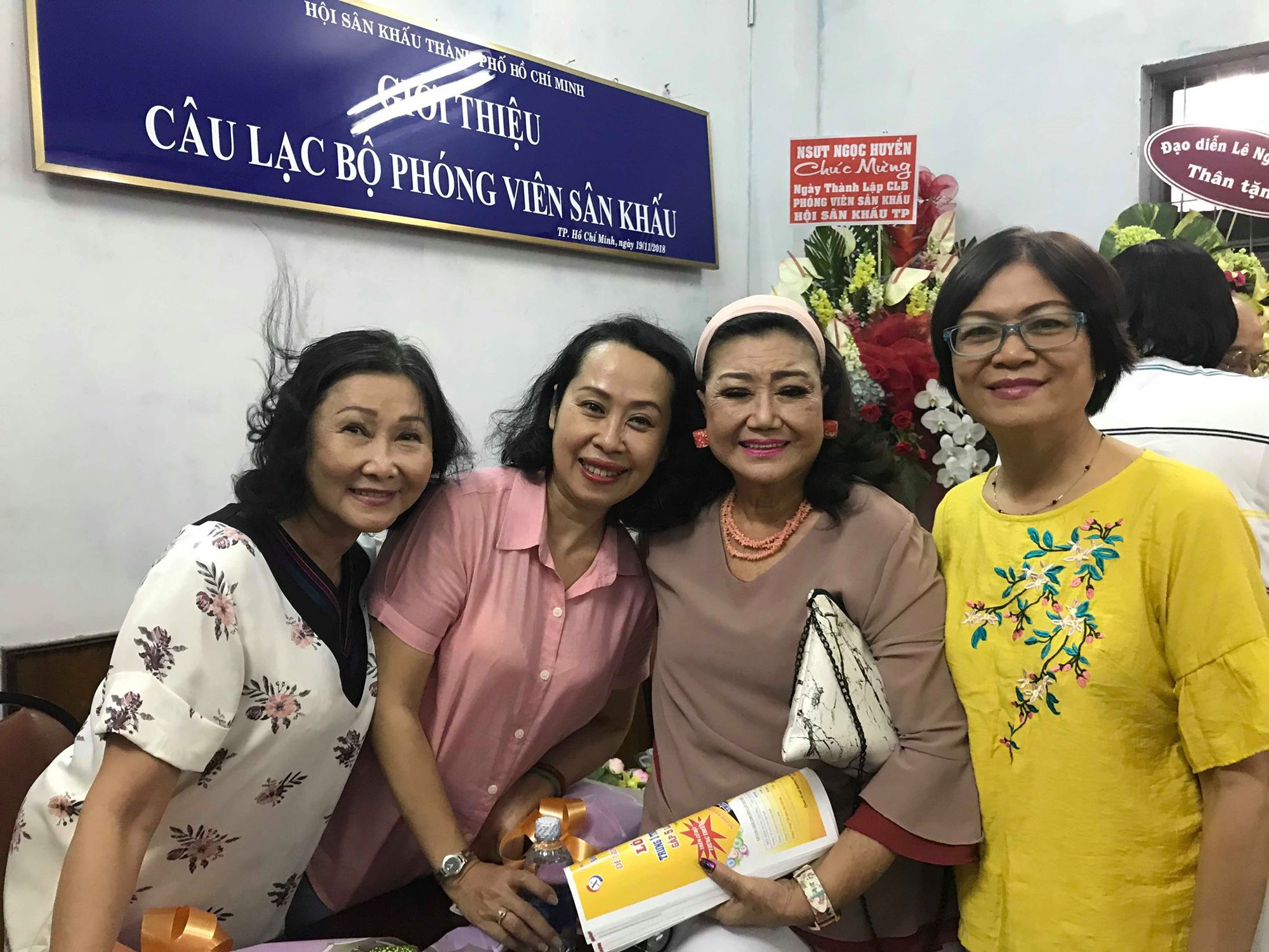 Đông nghệ sĩ hội ngộ trong ngày ra mắt CLB Phóng viên sân khấu - Ảnh 1. Đông nghệ sĩ hội ngộ trong ngày ra mắt CLB Phóng viên sân khấu - Ảnh 1.