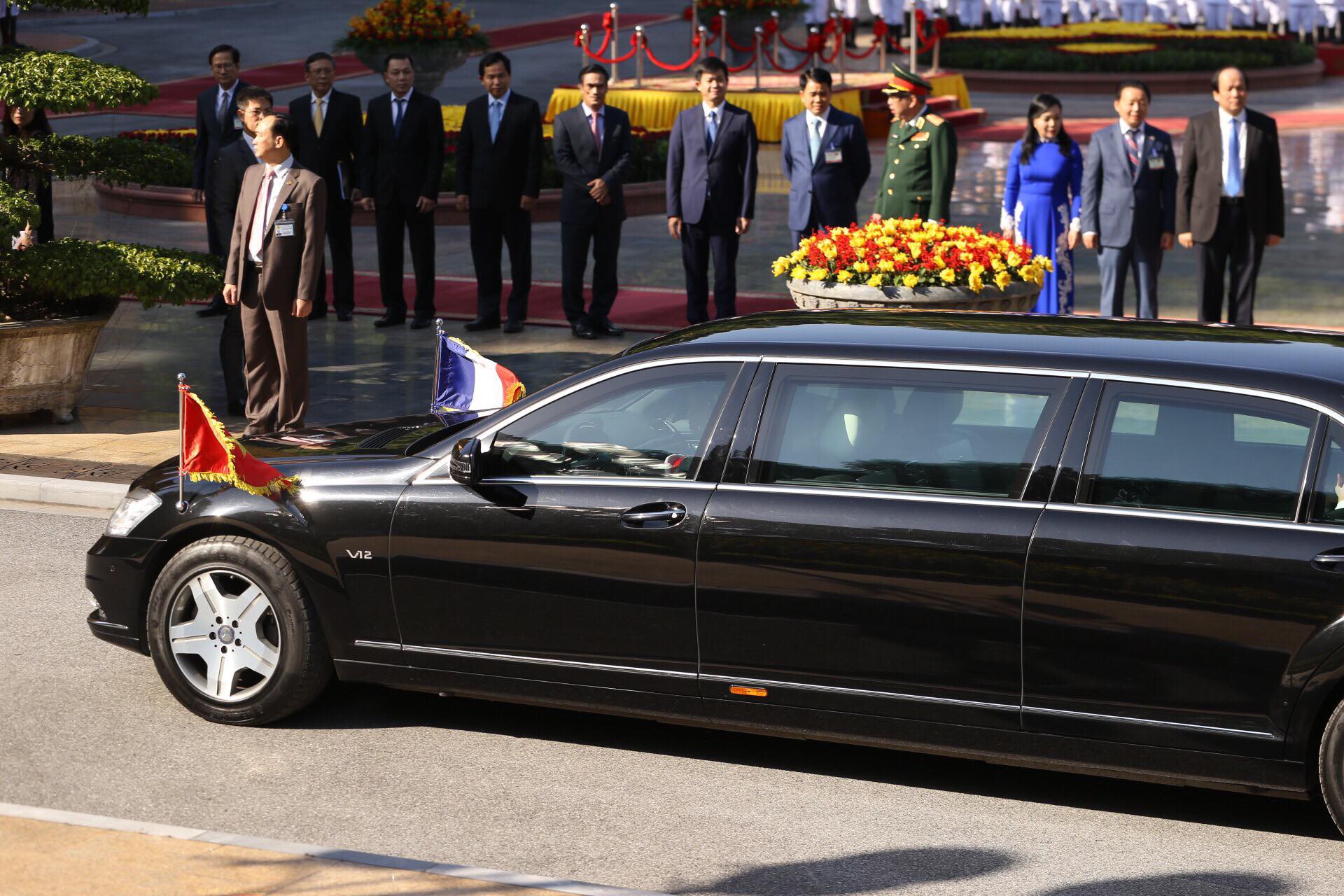 Thủ tướng Pháp bắt đầu thăm chính thức Việt Nam - Ảnh 1.