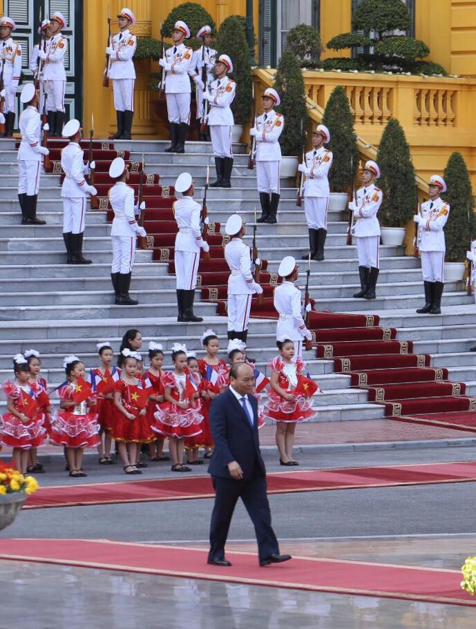 Thủ tướng Pháp bắt đầu thăm chính thức Việt Nam - Ảnh 2.