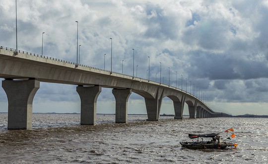 Xuất hiện đinh rải trên mặt cầu vượt biển Tân Vũ - Lạch Huyện - Ảnh 1.