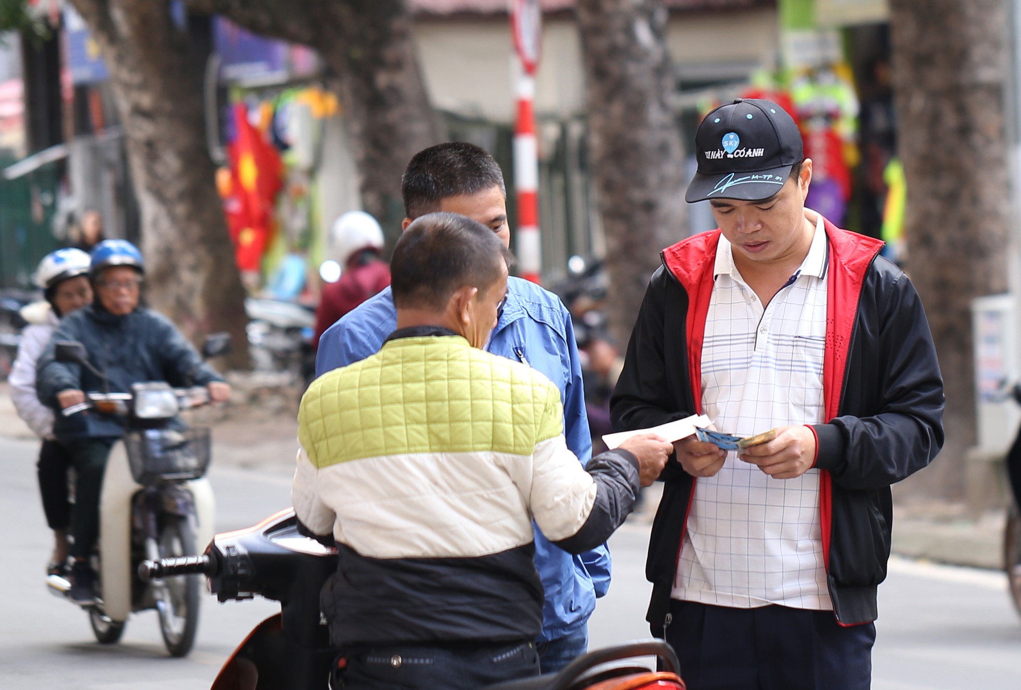 Vé chợ đen cao ngất ngưởng trước trận Việt Nam - Campuchia - Ảnh 1.