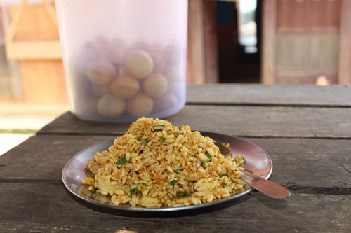 Chat pate: Món ăn vặt kinh dị ở Nepal - Ảnh 1.