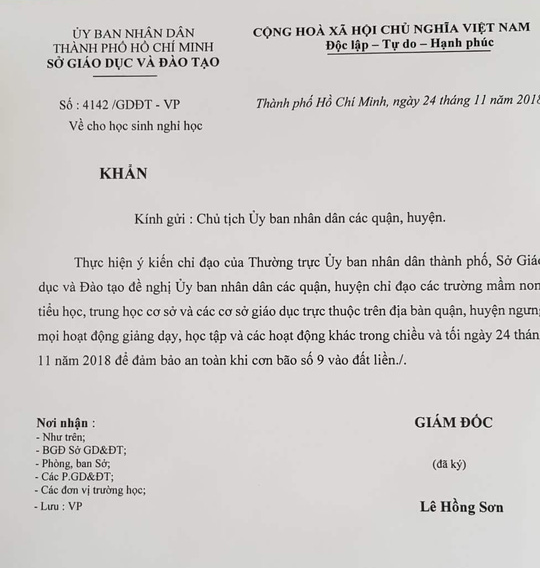 Từ 12 giờ trưa nay, trường học dừng mọi hoạt động để tránh bão số 9 - Ảnh 1.