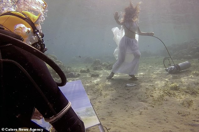 Họa sĩ vẽ tranh dưới đáy đại dương, người mẫu phải lặn theo - Ảnh 2.