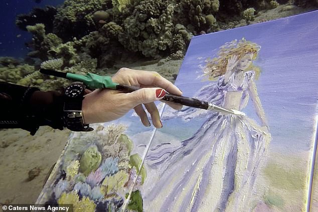 Họa sĩ vẽ tranh dưới đáy đại dương, người mẫu phải lặn theo - Ảnh 3.