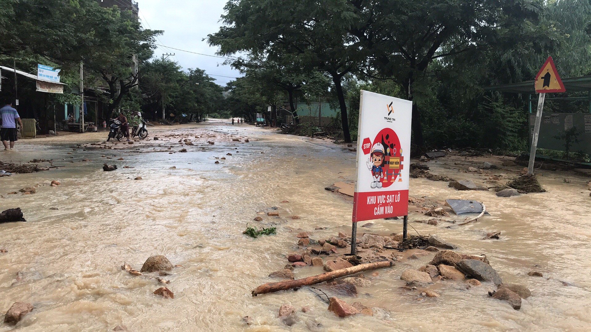 Đường ở Nha Trang biến thành suối, đá tảng lăn đầy đường - Ảnh 1.