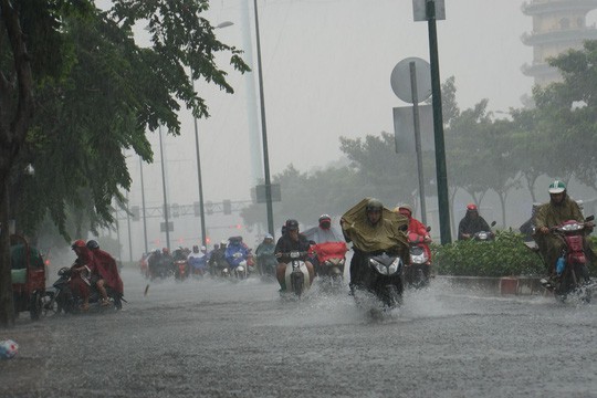 Cháy dữ dội 2 tàu cá khi đang tránh trú bão số 9 ở Bến Tre - Ảnh 2.