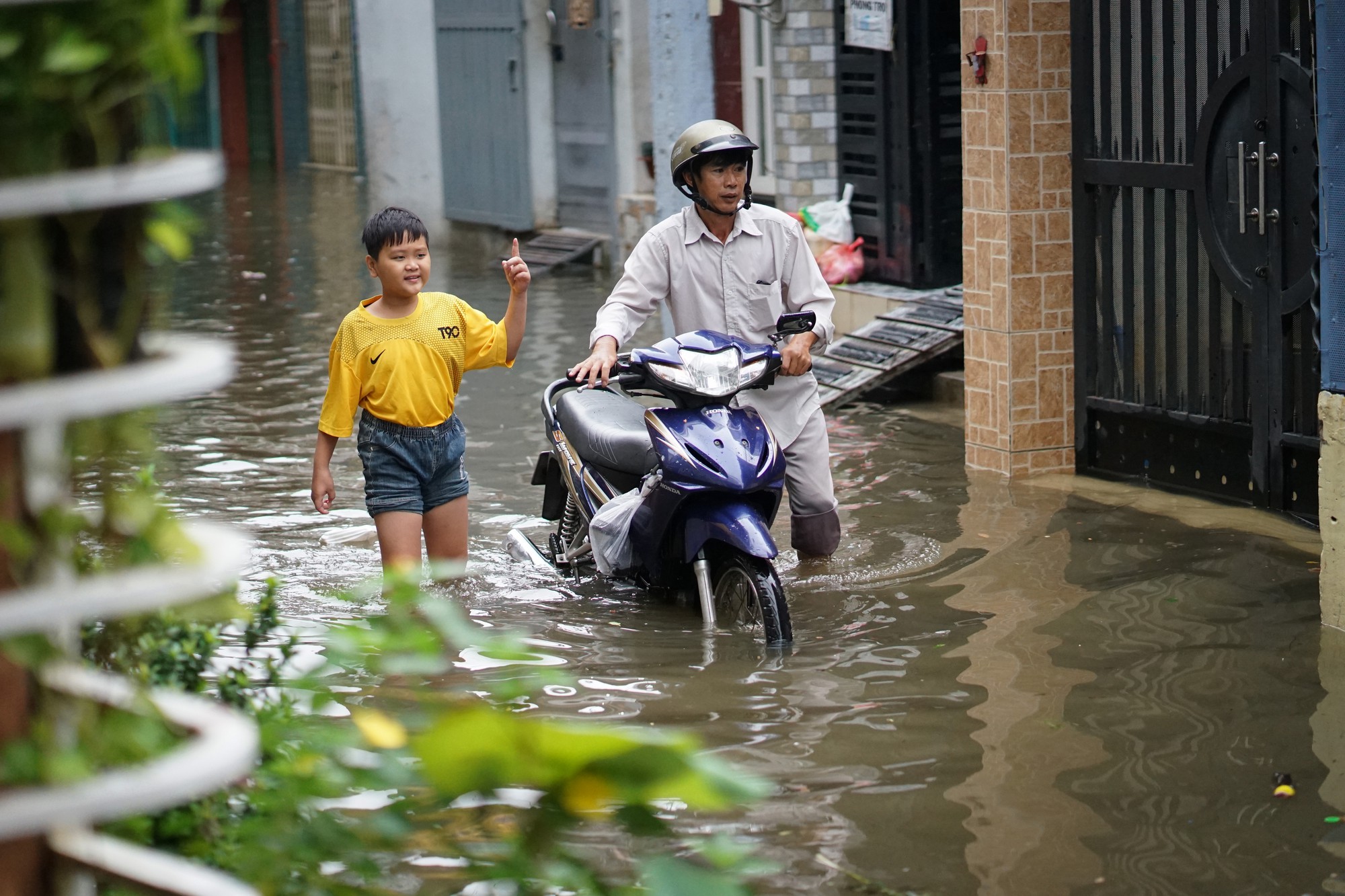 Cận cảnh ngập lụt trong nhà, ngoài ngõ ở TP HCM - Ảnh 1.