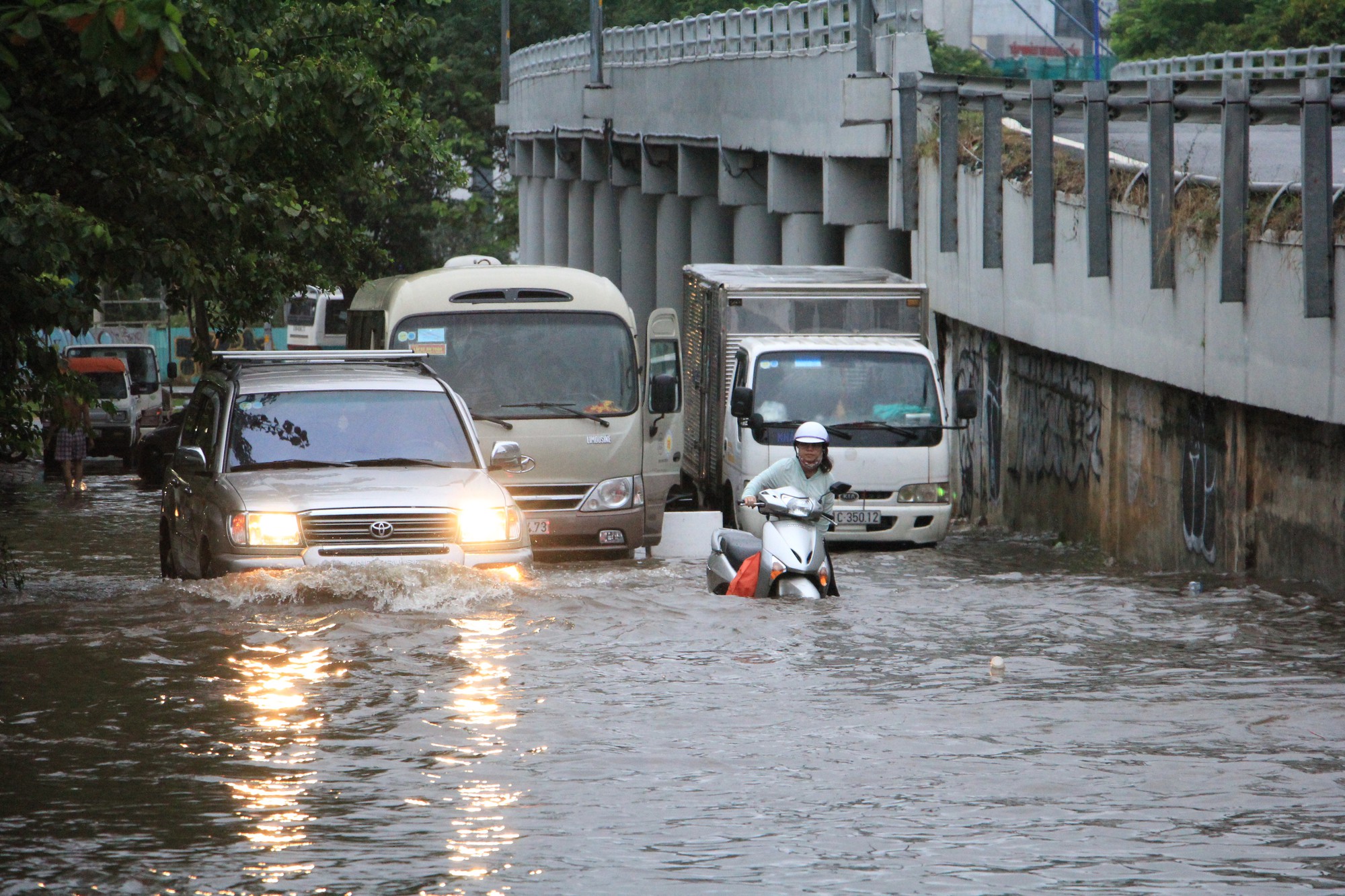 Sáng 26-11, TPHCM nhiều nơi vẫn ngập sâu, rác, nhánh cây gãy la liệt - Ảnh 3.