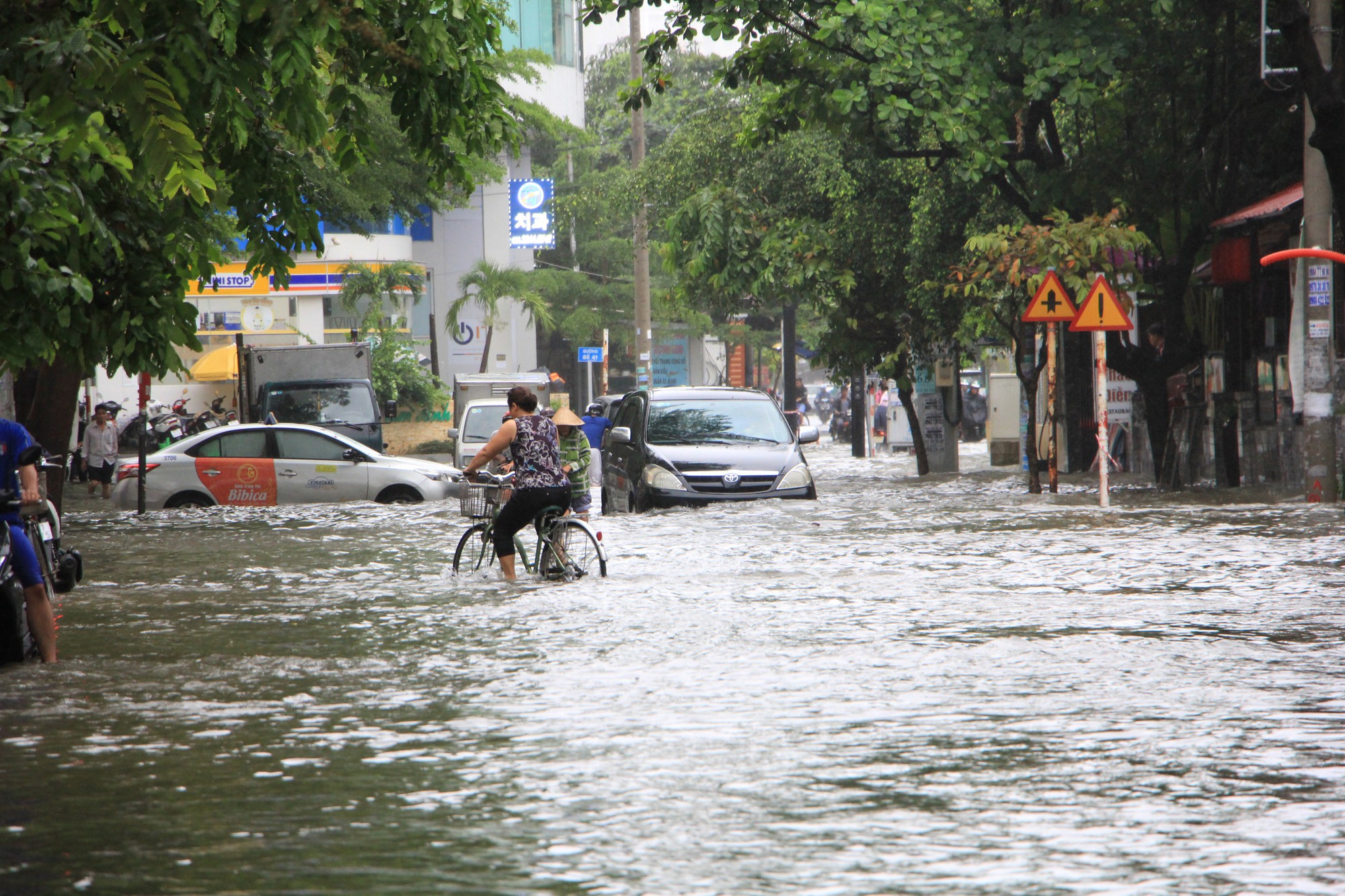 Sáng 26-11, TPHCM nhiều nơi vẫn ngập sâu, rác, nhánh cây gãy la liệt - Ảnh 9.