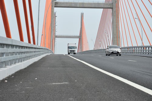 Cầu Bạch Đằng hơn 7.000 tỉ đồng vừa xây xong đã vênh - Ảnh 1.