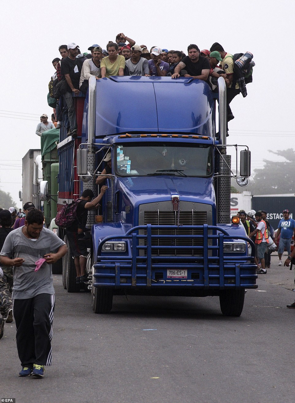 Đoàn di dân tiến đến “tuyến đường tử thần” ở Mexico - Ảnh 1.