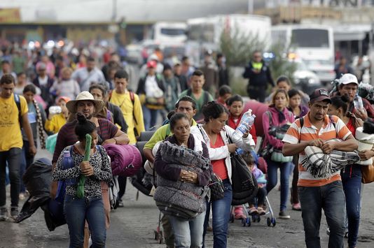 Mỹ sẽ cấm người vượt biên trái phép xin tị nạn - Ảnh 1.