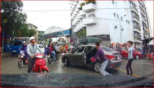 Clip nam thanh niên đuổi chém tài xế ôtô sau va chạm giao thông - Ảnh 1.