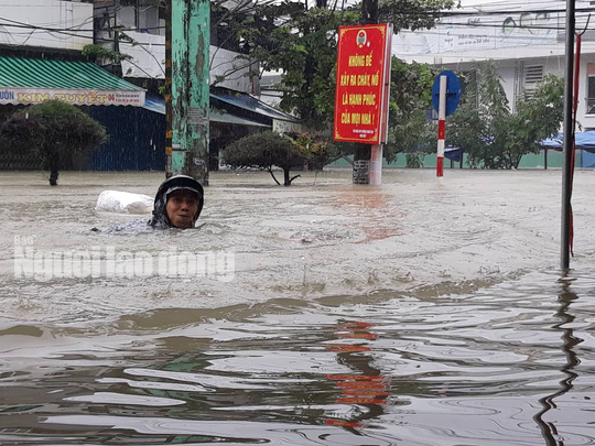 Quảng Nam lại mưa to, bộ đội giúp dân đi lánh nạn - Ảnh 6.