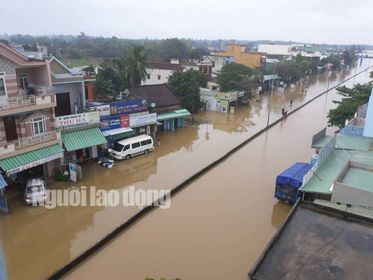 Nước lên nhanh, dân Quảng Nam cầu cứu trong đêm, 1 người bị lũ cuốn - Ảnh 9.