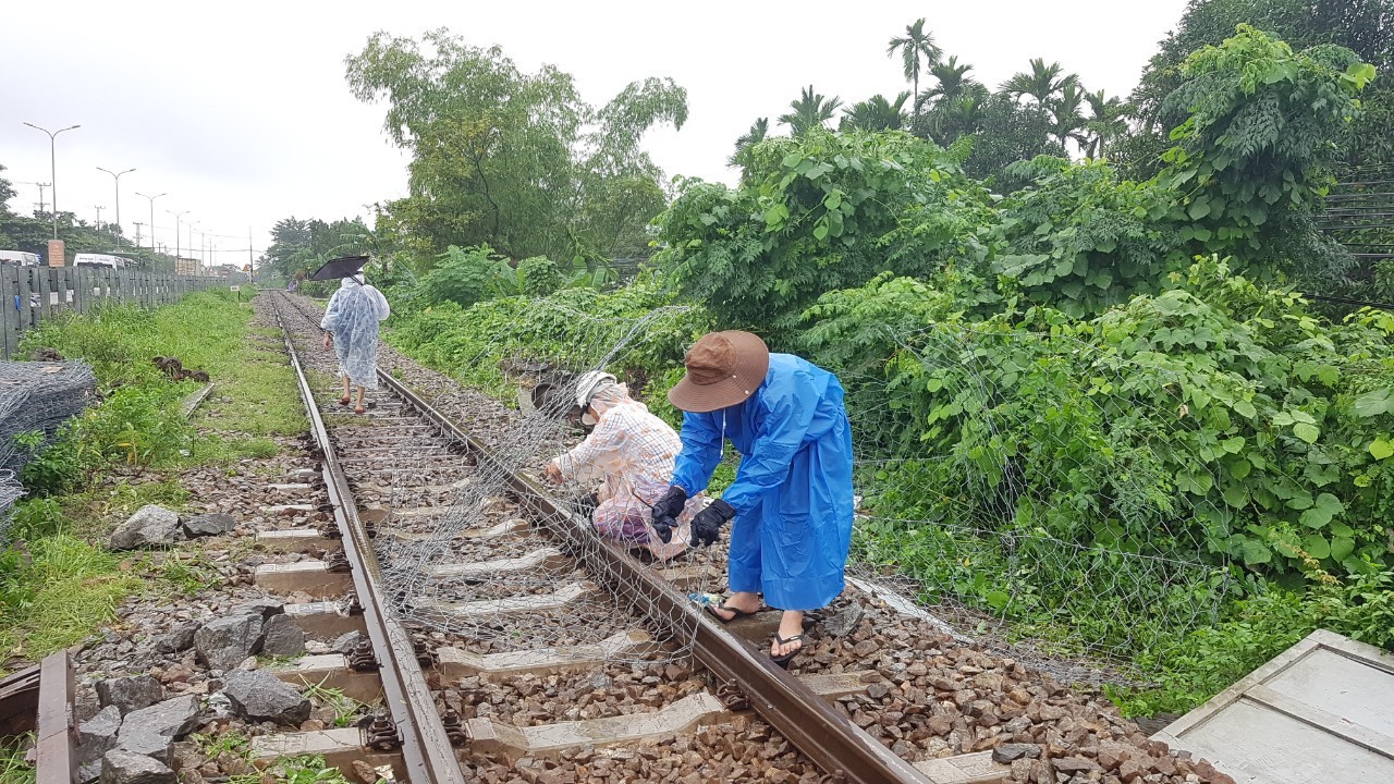 Đà Nẵng: Hòa Liên đang bị ngập sâu hơn 1 m - Ảnh 11.