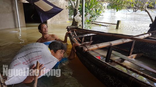 Nắng lên, Tam Kỳ vẫn chìm trong nước, người chết ở Quảng Nam tăng - Ảnh 11.