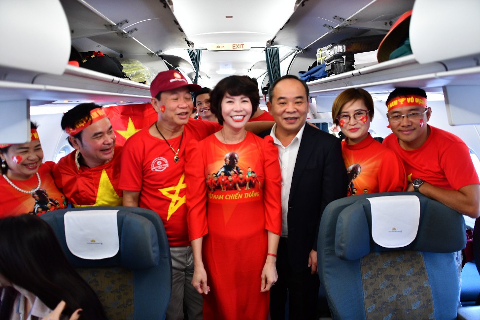 CĐV nhuộm đỏ 6 chuyến bay sang Malaysia tiếp lửa tuyển Việt Nam - Ảnh 2.