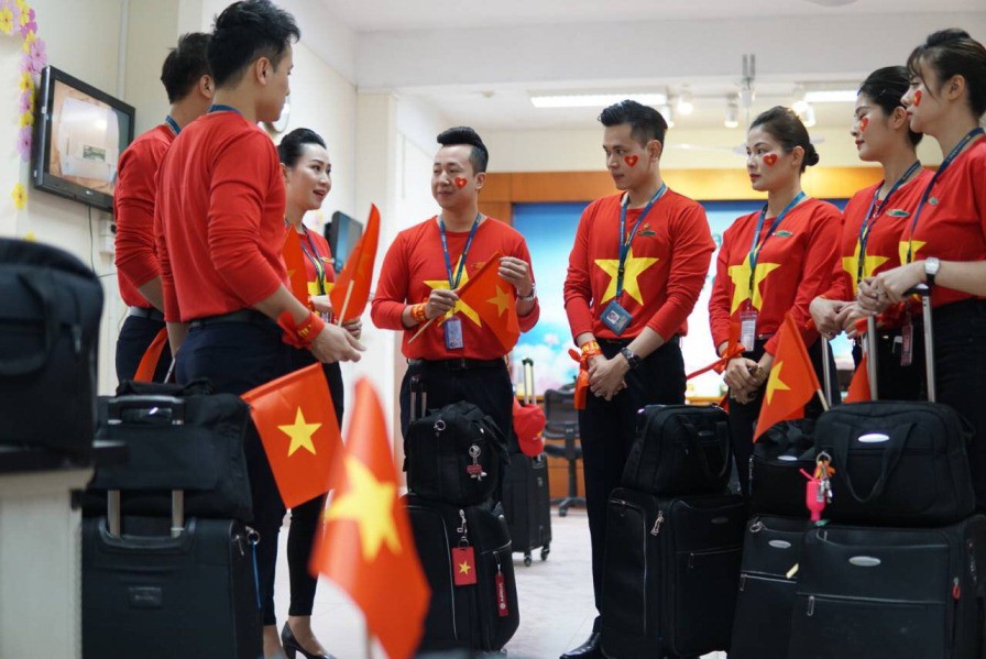 CĐV nhuộm đỏ 6 chuyến bay sang Malaysia tiếp lửa tuyển Việt Nam - Ảnh 5.