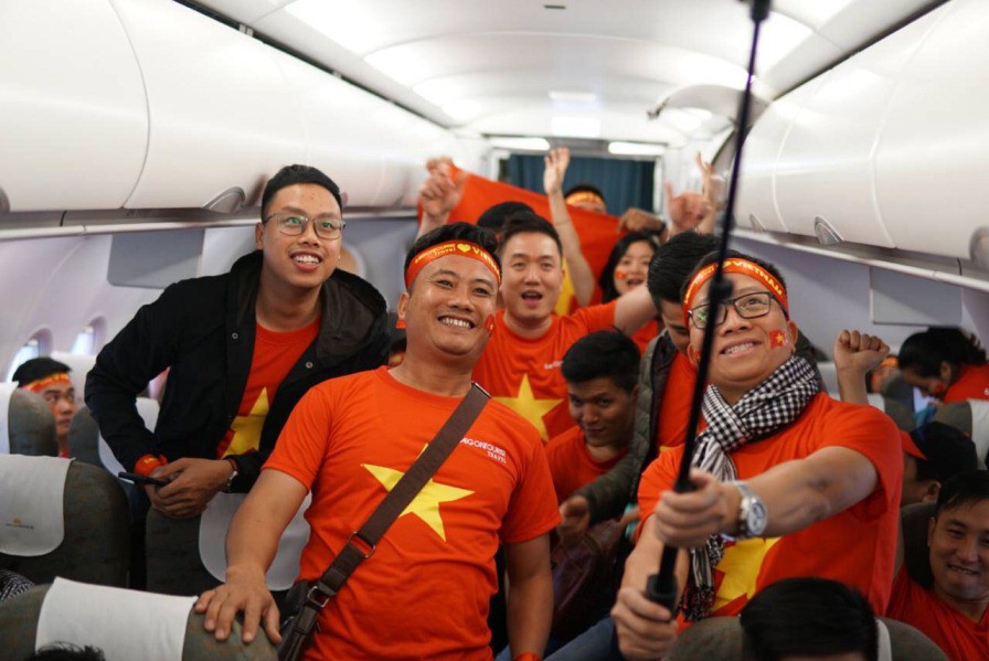 CĐV nhuộm đỏ 6 chuyến bay sang Malaysia tiếp lửa tuyển Việt Nam - Ảnh 15.