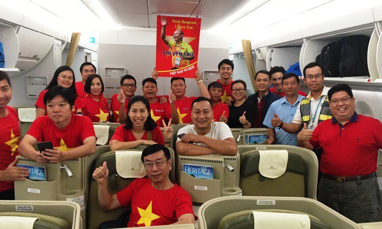 CĐV nhuộm đỏ 6 chuyến bay sang Malaysia tiếp lửa tuyển Việt Nam - Ảnh 17.