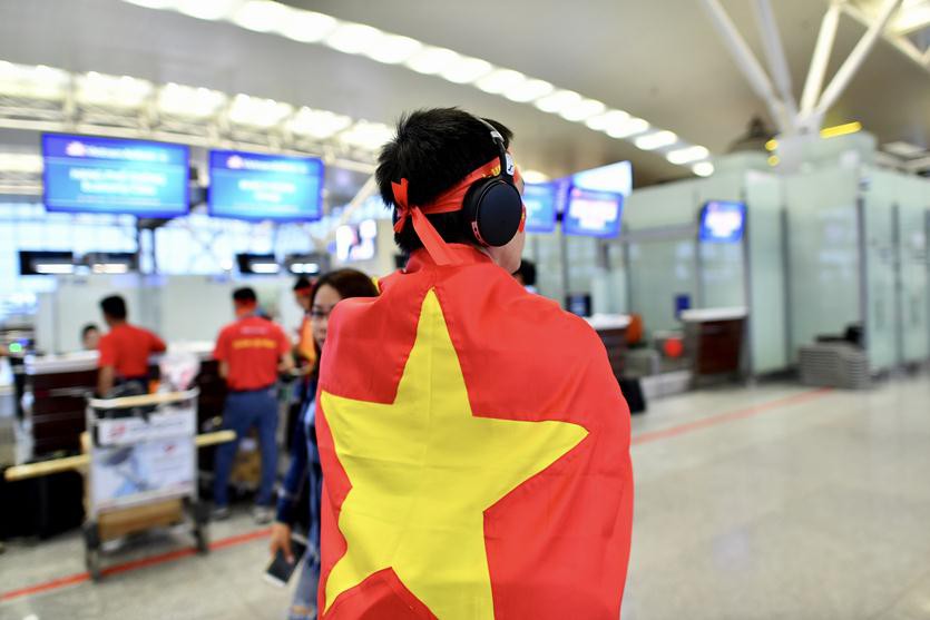 CĐV nhuộm đỏ 6 chuyến bay sang Malaysia tiếp lửa tuyển Việt Nam - Ảnh 12.