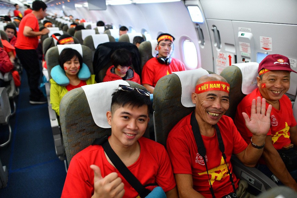 CĐV nhuộm đỏ 6 chuyến bay sang Malaysia tiếp lửa tuyển Việt Nam - Ảnh 21.