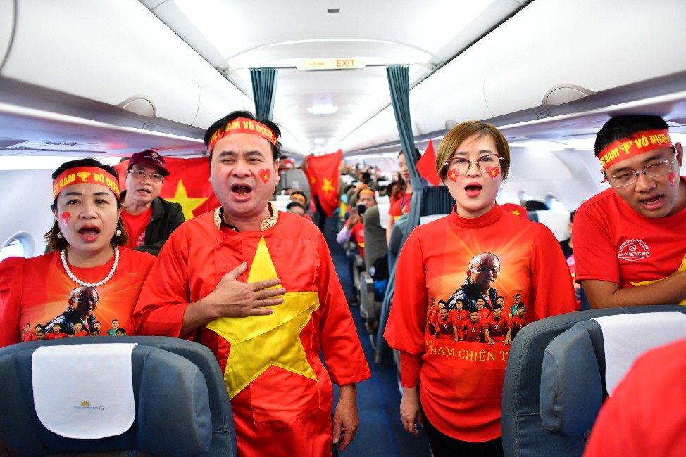 CĐV nhuộm đỏ 6 chuyến bay sang Malaysia tiếp lửa tuyển Việt Nam - Ảnh 22.