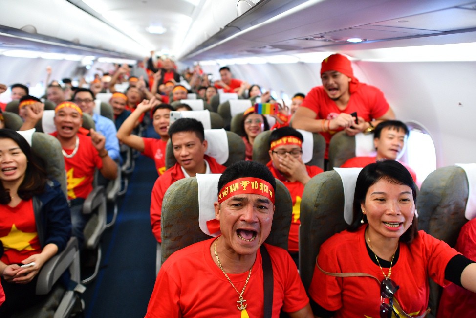 CĐV nhuộm đỏ 6 chuyến bay sang Malaysia tiếp lửa tuyển Việt Nam - Ảnh 23.