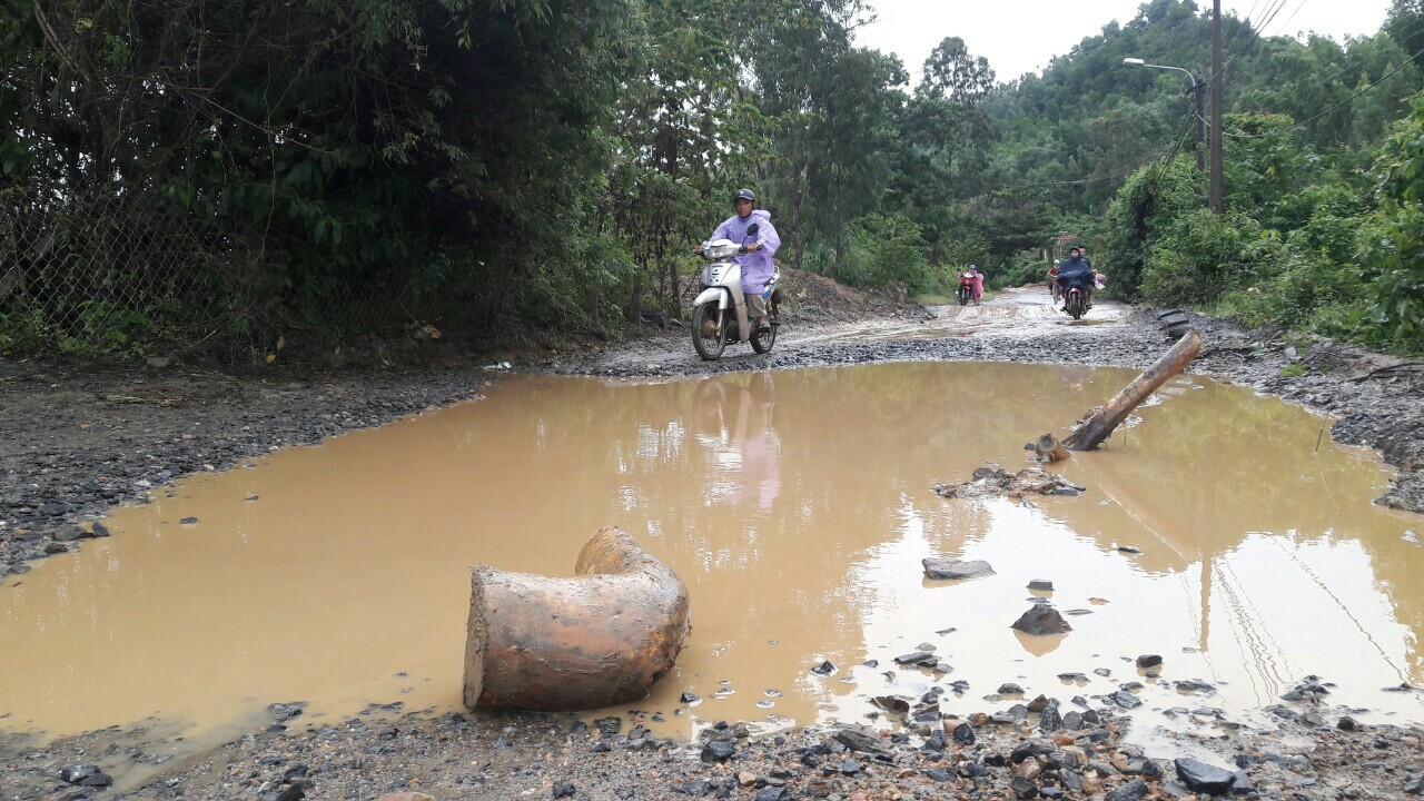 Đà Nẵng: Ám ảnh với 22 km đường ĐT 601 biến thành ao sau mưa lớn - Ảnh 4.