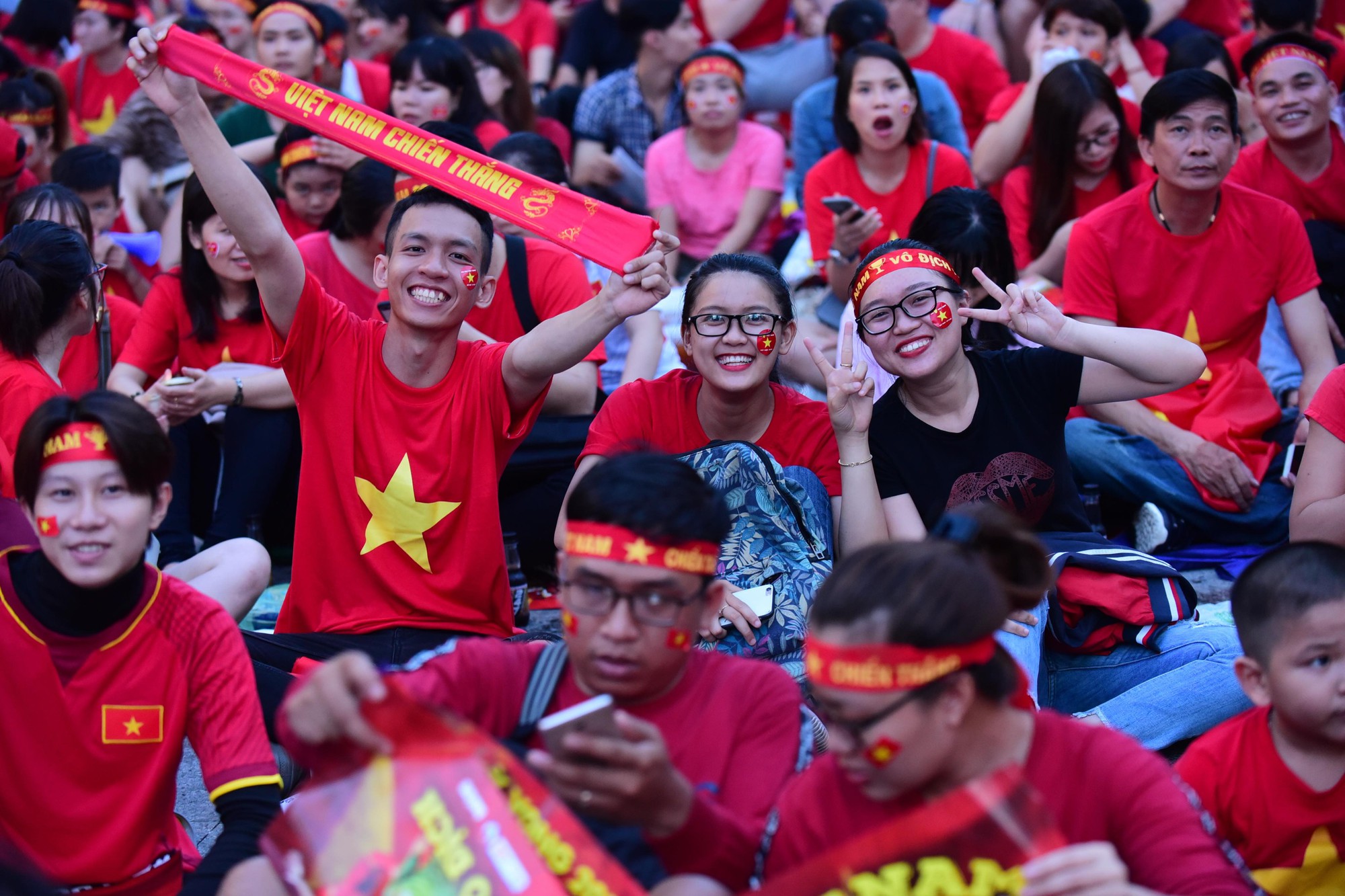 Hàng ngàn cổ động viên đổ về phố đi bộ cổ vũ tuyển Việt Nam - Ảnh 1.