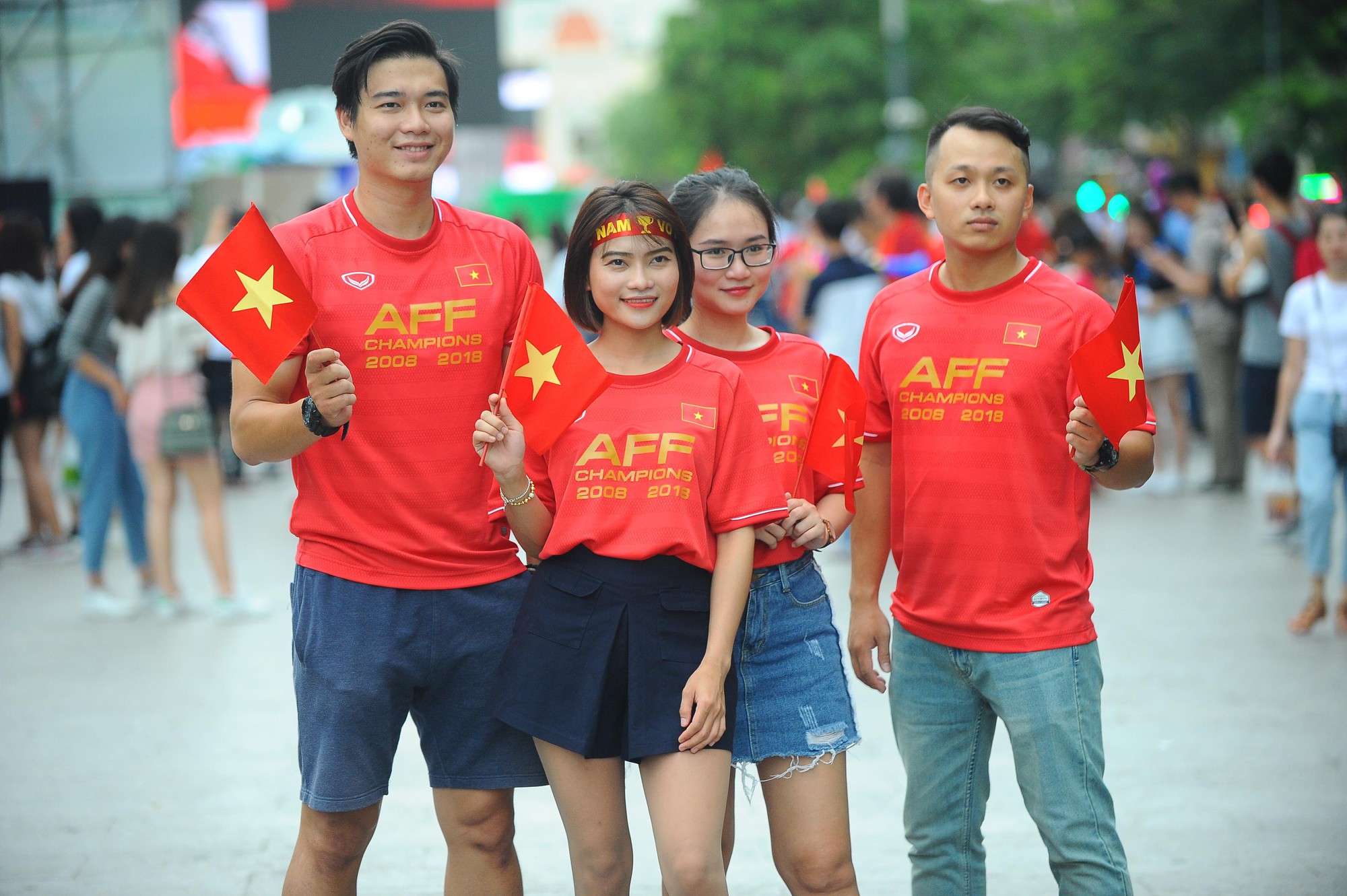 Người hâm mộ TP HCM và khắp nơi đội mưa chờ chung kết AFF 2018 - Ảnh 1.