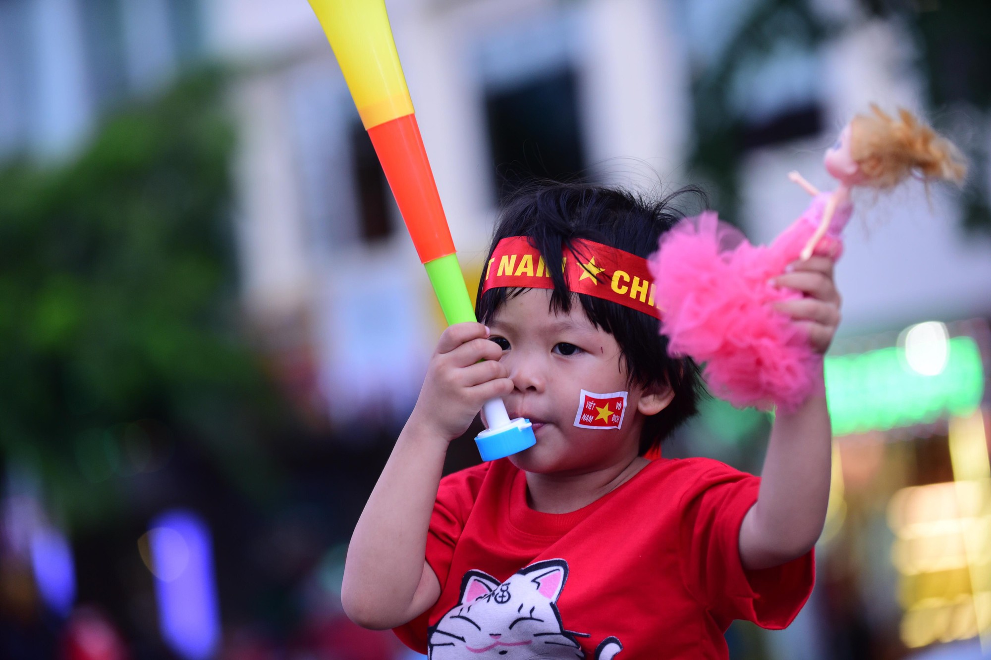 Hàng ngàn cổ động viên đổ về phố đi bộ cổ vũ tuyển Việt Nam - Ảnh 6.