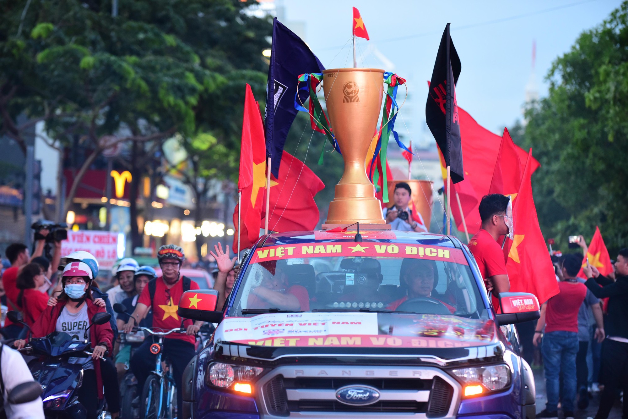 Hàng ngàn cổ động viên đổ về phố đi bộ cổ vũ tuyển Việt Nam - Ảnh 2.