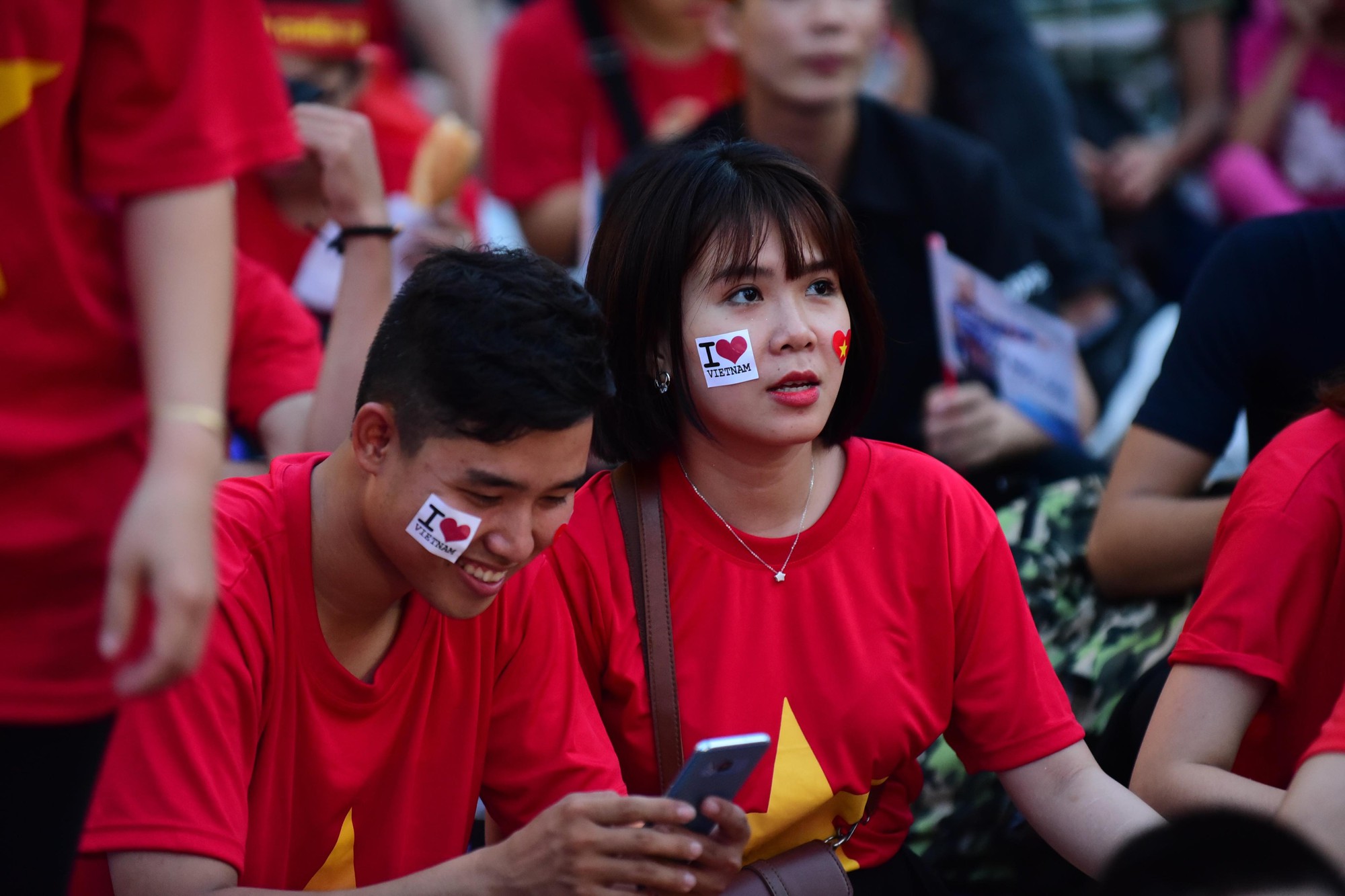 Hàng ngàn cổ động viên đổ về phố đi bộ cổ vũ tuyển Việt Nam - Ảnh 5.