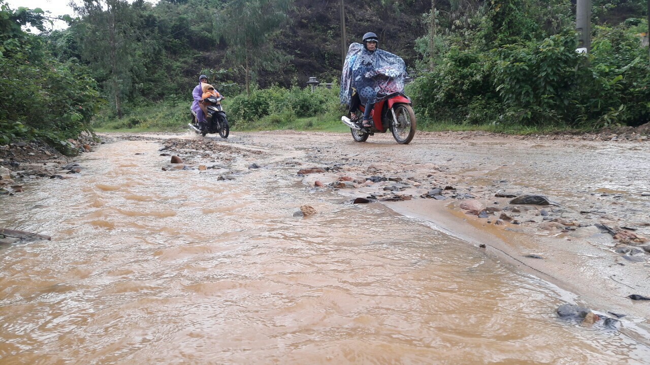 Đà Nẵng: Ám ảnh với 22 km đường ĐT 601 biến thành ao sau mưa lớn - Ảnh 8.
