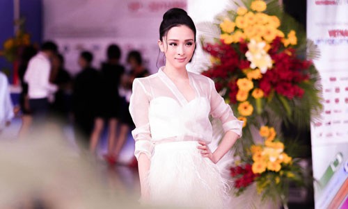 Hoa hậu Việt - gian nan và cạm bẫy: Trong tầm ngắm của đại gia - Ảnh 1.