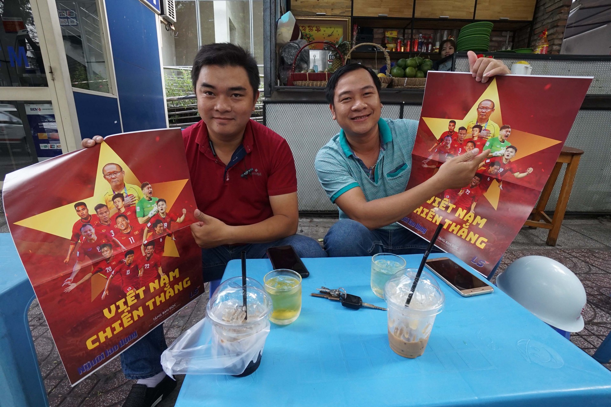 Poster cổ vũ tuyển Việt Nam chinh phục AFF Cup đến tay người hâm mộ - Ảnh 5.