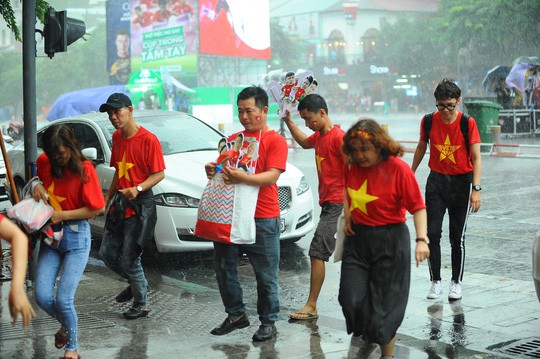 Người hâm mộ TP HCM và khắp nơi đội mưa chờ chung kết AFF 2018 - Ảnh 7.